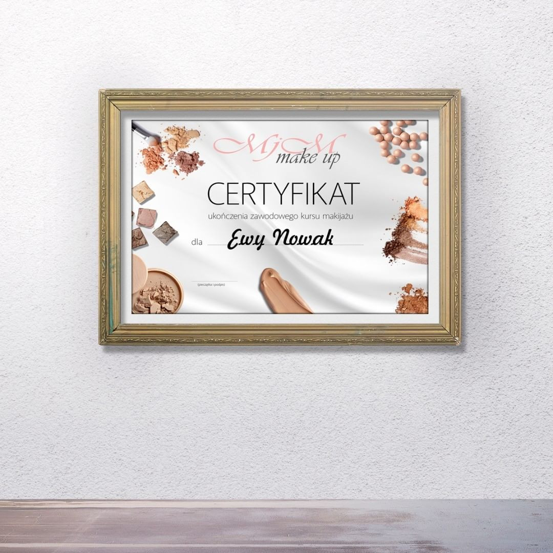 Certyfikat ukończenia kursu makijażu dla Ewy Nowak, oprawiony w złotą ramkę, z elementami kosmetyków do makijażu w tle