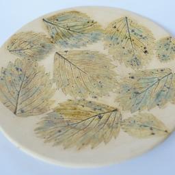 Ceramiczny talerzyk z liśćmi poziomki 