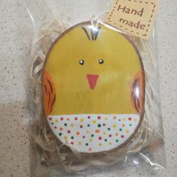 Wielkanocny kurczak ręcznie malowany na brzozowym krążku. 
