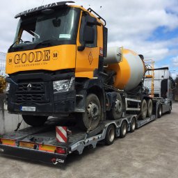 LEMBUS - Wynajem busów i autokarów, przewóz towarów oraz transport niskopodwoziowy - Żółto-czarna betoniarka z logo 'GOODE' transportowana na niskopodwoziowej lawecie. Widoczne zabezpieczenia ładunku i tablica ostrzegawcza.