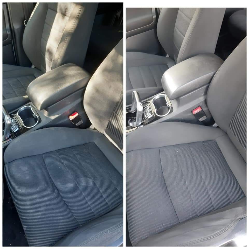 Porównanie fotela samochodowego przed i po czyszczeniu tapicerki w Mroczy, z widocznymi plamami i zabrudzeniami po lewej stronie oraz czystą, odświeżoną tapicerką po prawej.