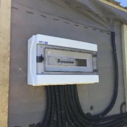 Mała rozdzielnia elektryczna.