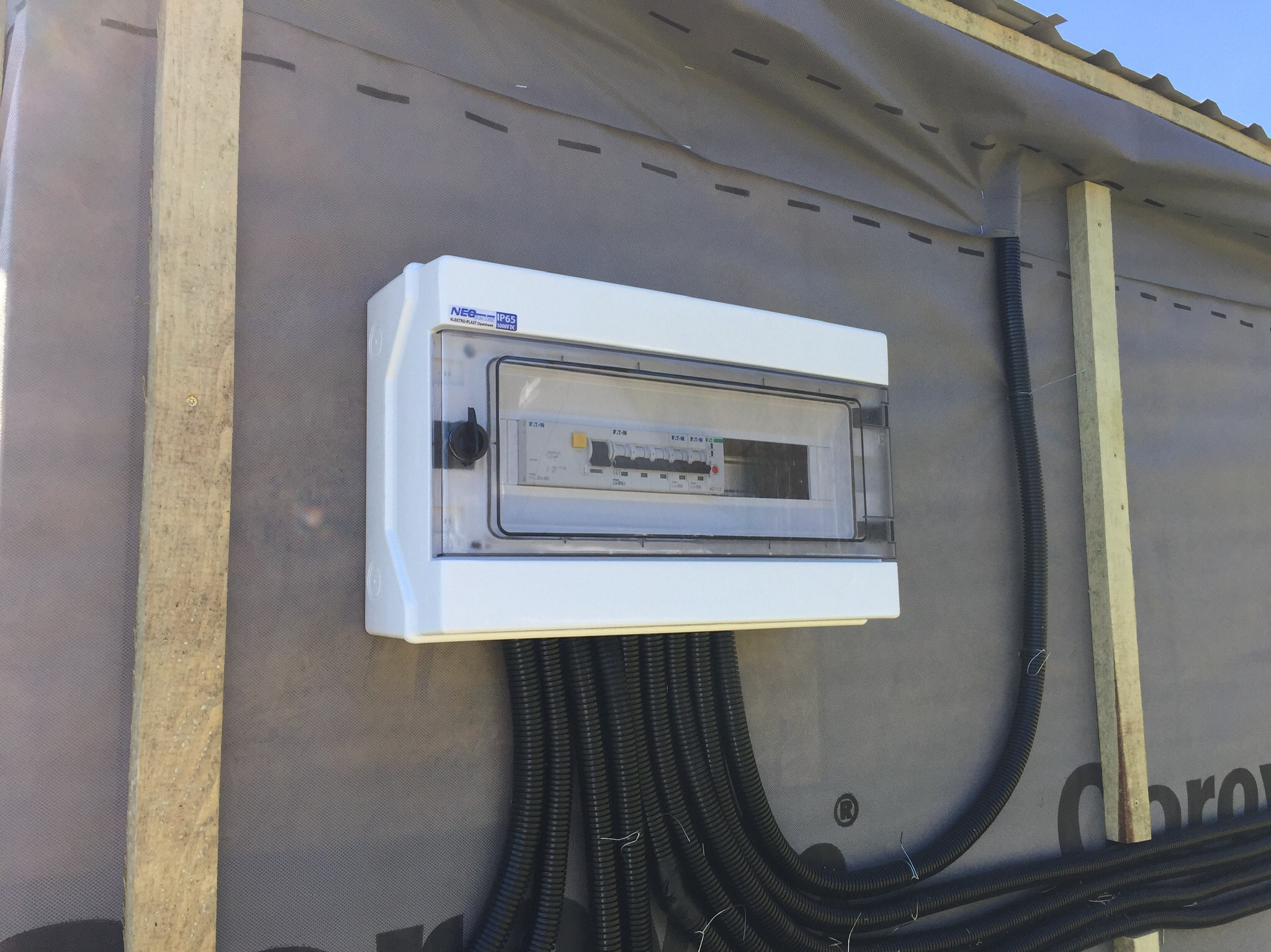 Mała rozdzielnia elektryczna.