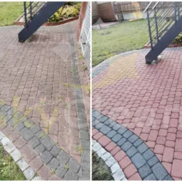 Porównanie stanu kostki brukowej przed i po czyszczeniu, widoczne różnice w kolorze i usunięcie zabrudzeń oraz mchu, schody metalowe w tle.