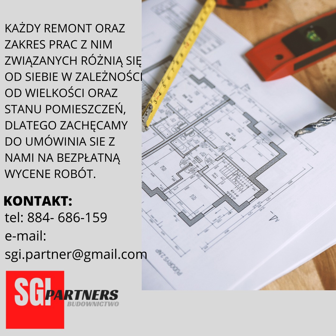 Rzut architektoniczny mieszkania z naniesionymi wymiarami, leżący na drewnianym blacie obok miarki i nożyka introligatorskiego, z tekstem reklamowym po lewej stronie i logo firmy budowlanej...