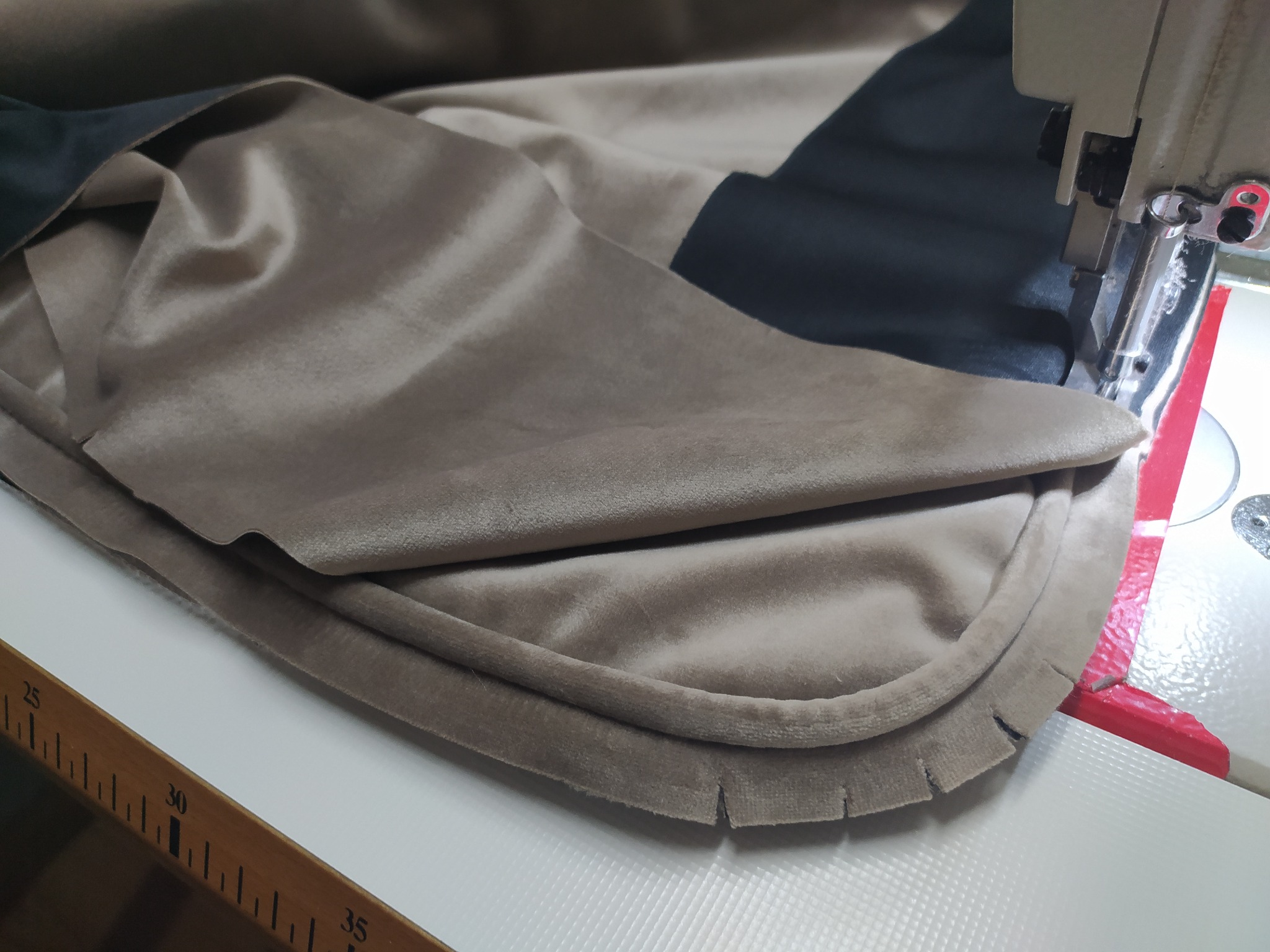 Szycie poduszek na żyłce