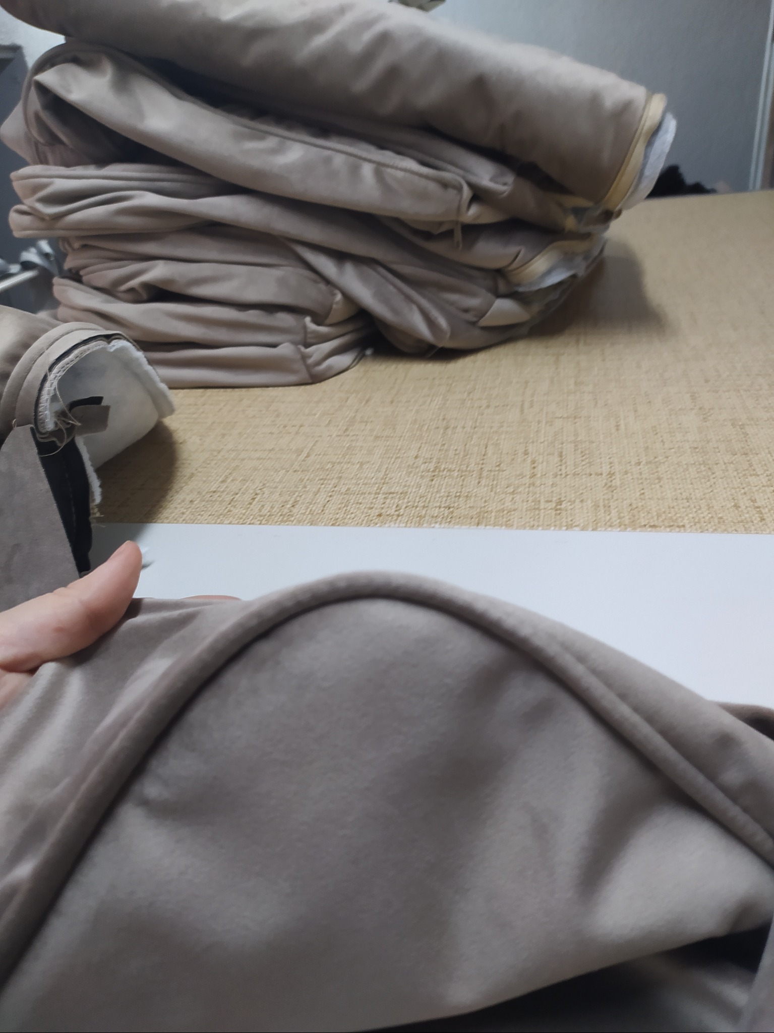 Poduszki na żyłce.