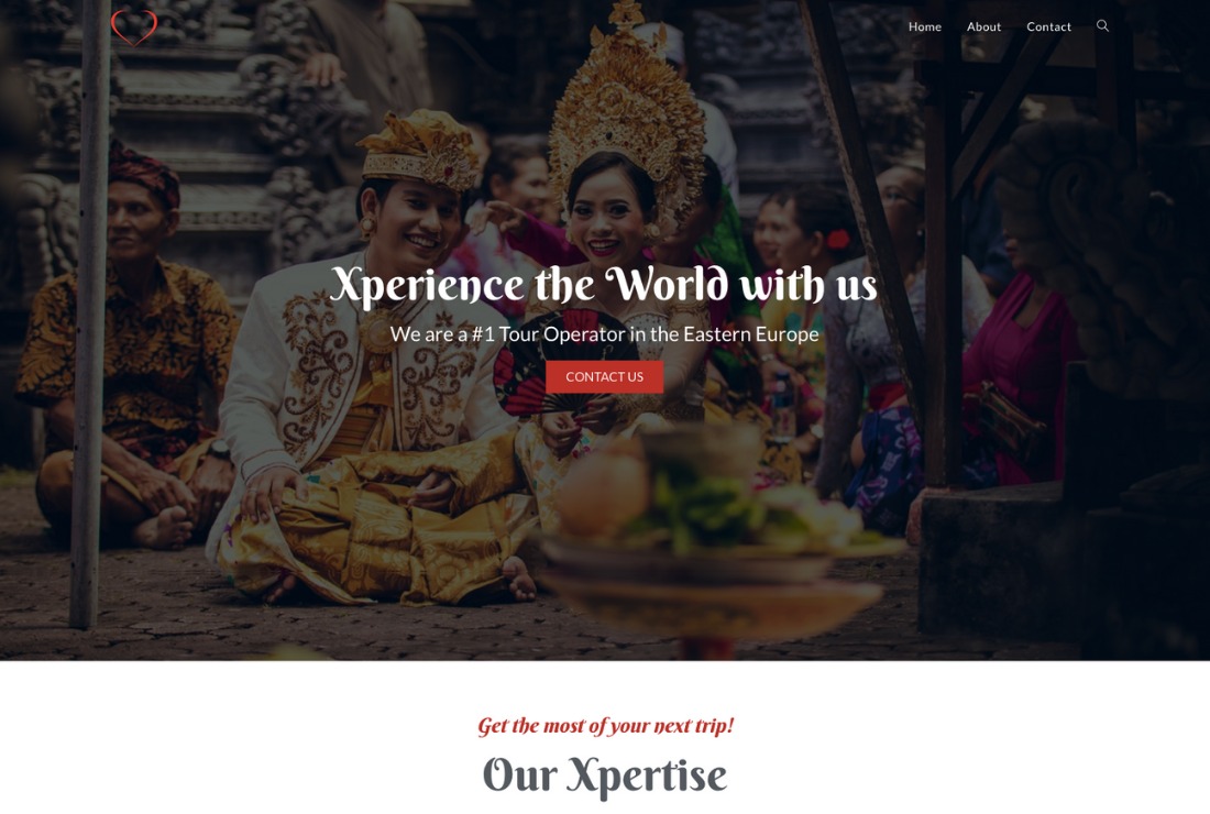 Strona internetowa biura podróży z uśmiechniętą parą w tradycyjnych strojach balijskich na tle świątyni.