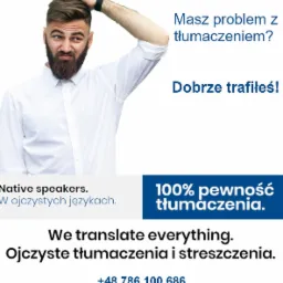 Mężczyzna z brodą w białej koszuli, z uniesioną ręką i miną wyrażającą zakłopotanie, na tle reklamy usług tłumaczeniowych z hasłami 'Masz problem z tłumaczeniem?', 'Dobrze trafiłeś!', '100% pewność...