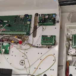 Centrala alarmowa z 7 modułami rozszerzeń