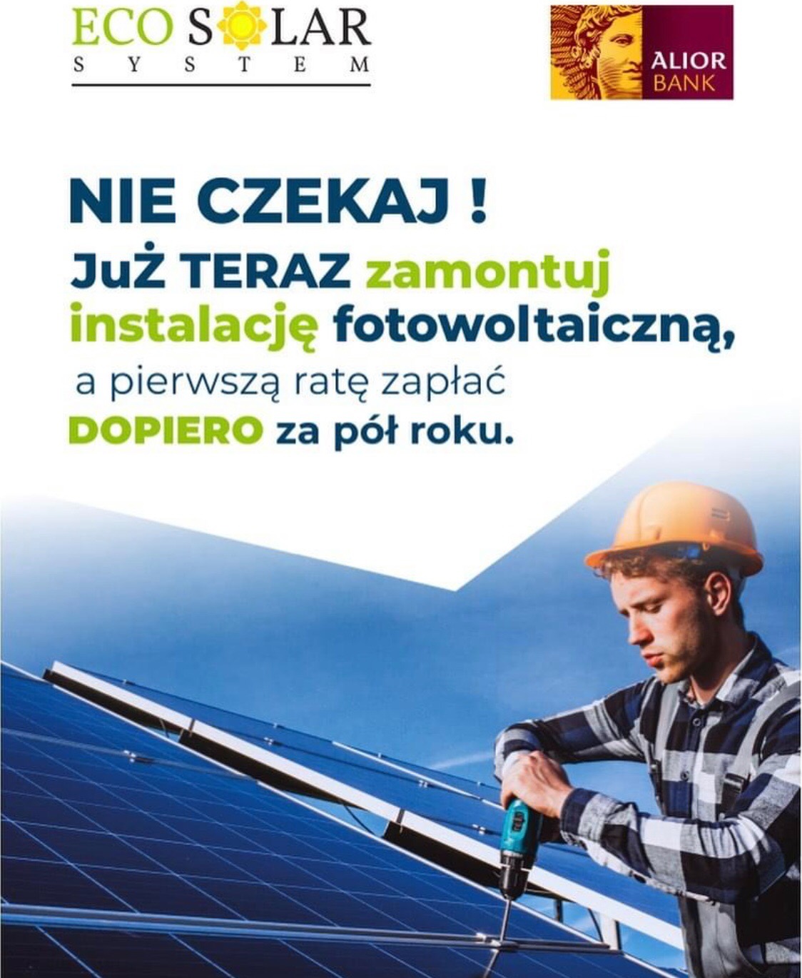 Mężczyzna w kasku montuje panele słoneczne na tle błękitnego nieba, widoczne logo firmy Eco Solar System i Alior Bank oraz informacja o odroczonej płatności za instalację.