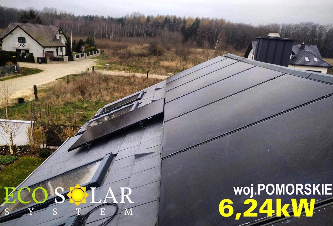 Montaż paneli słonecznych na dachu domu jednorodzinnego w województwie pomorskim, instalacja o mocy 6.24kW, widoczny częściowo zamontowany rząd paneli.