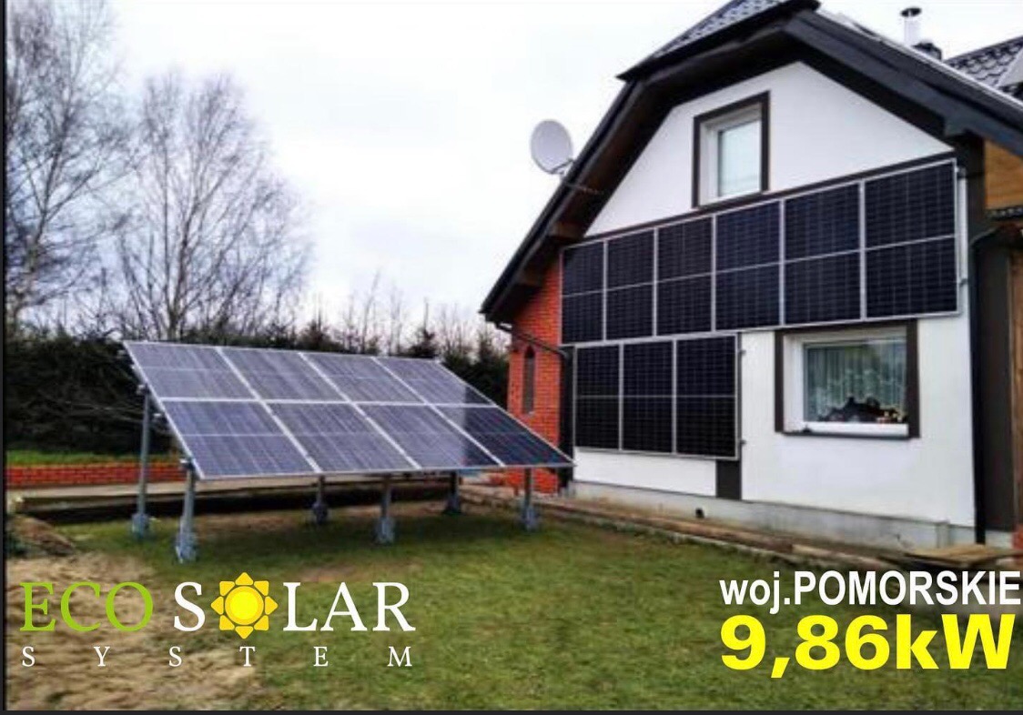 Instalacja paneli słonecznych na elewacji domu jednorodzinnego oraz wolnostojąca konstrukcja z panelami na trawniku, z widocznym logo firmy Eco Solar System i informacją o mocy instalacji 9,86kW...