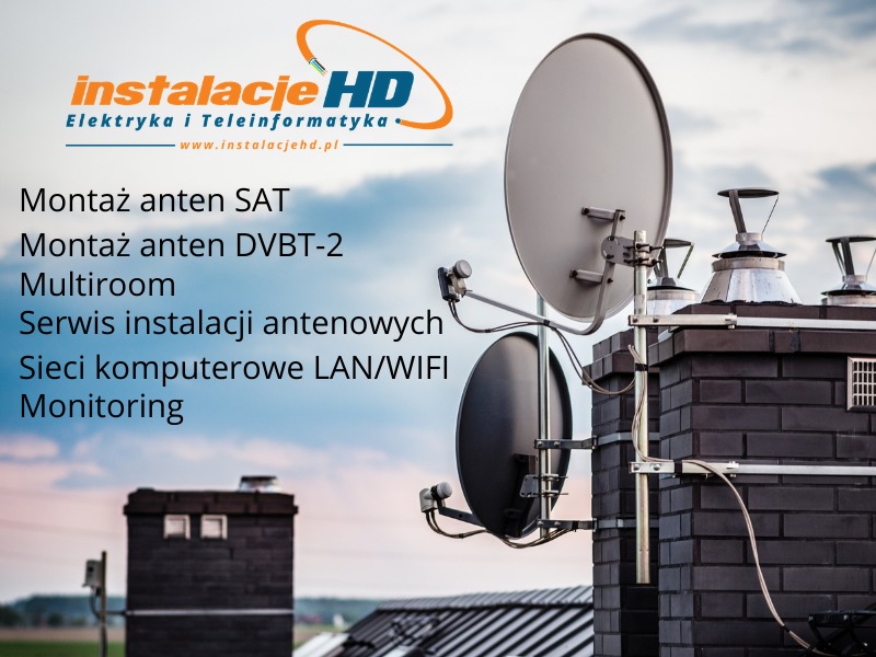 Dwie anteny satelitarne zamontowane na ceglanym kominie z widocznymi przewodami, logo firmy instalacyjnej w tle.