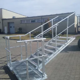 Realizacja schodów wraz z pomostem spoczynkowym z krat wema.