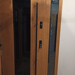 Drzwi energooszczędne z naświetlem bocznym 30' szyba grafit
KMT Passive
wzór Perfekt 9 szyba czarna -black
kolor winchester