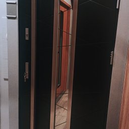 Drzwi energooszczędne
Wikęd Optimum 
wzór 50
kolor czarny
szyba lustro weneckie skip black 3D
pochwyt 180' Toro z elektrozaczepem i przyciskiem