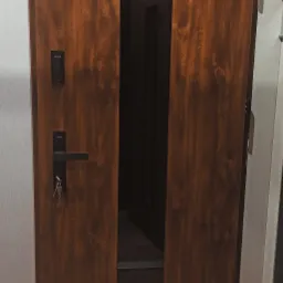 Drzwi energooszczędne Wikęd Optimum model GL01 szyba lacobel czarna kolor złoty dąb