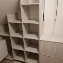 Wewnątrz garderoby na poddaszu