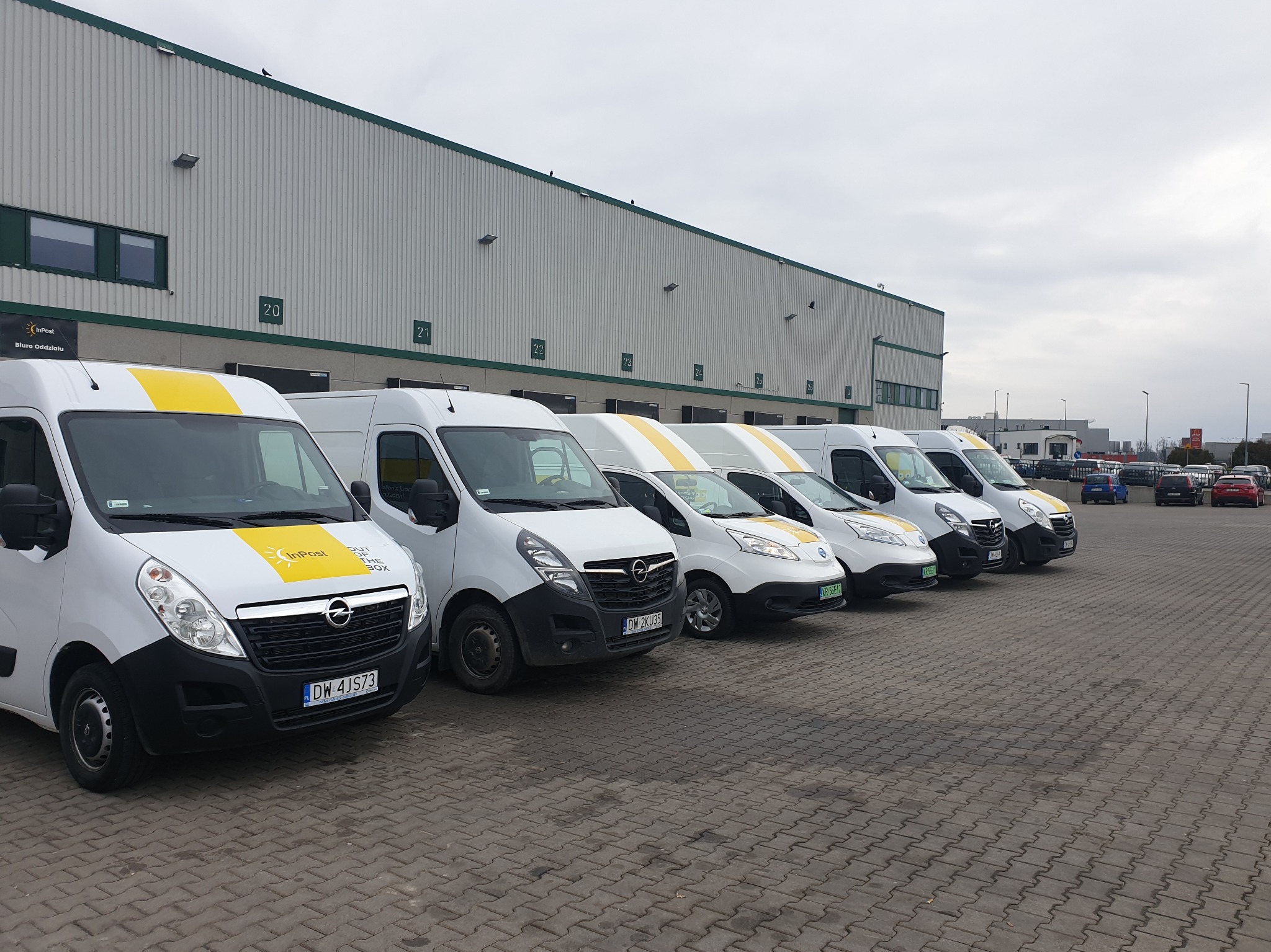 Flota nowych samochodów dostawczych.