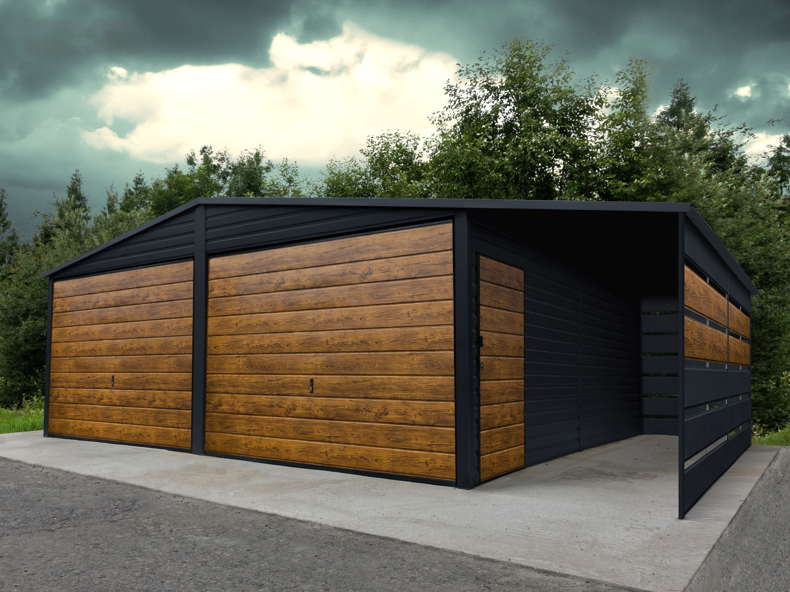 Dwustanowiskowy garaż blaszany z drewnopodobnymi bramami segmentowymi, czarną stalową konstrukcją i otwartą przestrzenią z boku, na betonowej wylewce, na tle pochmurnego nieba i zieleni.