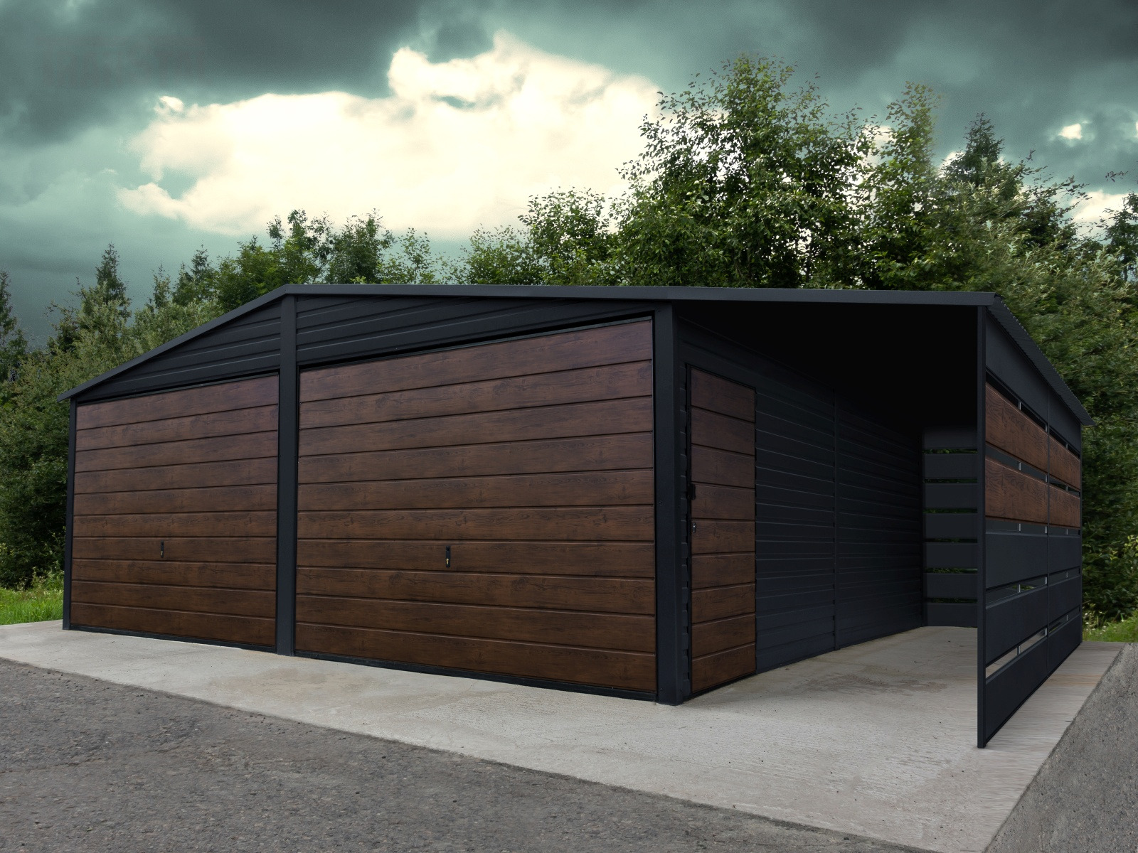 Dwustanowiskowy garaż blaszany z drewnopodobnymi drzwiami segmentowymi i otwartą wiatą, na betonowej wylewce, na tle pochmurnego nieba i zieleni.