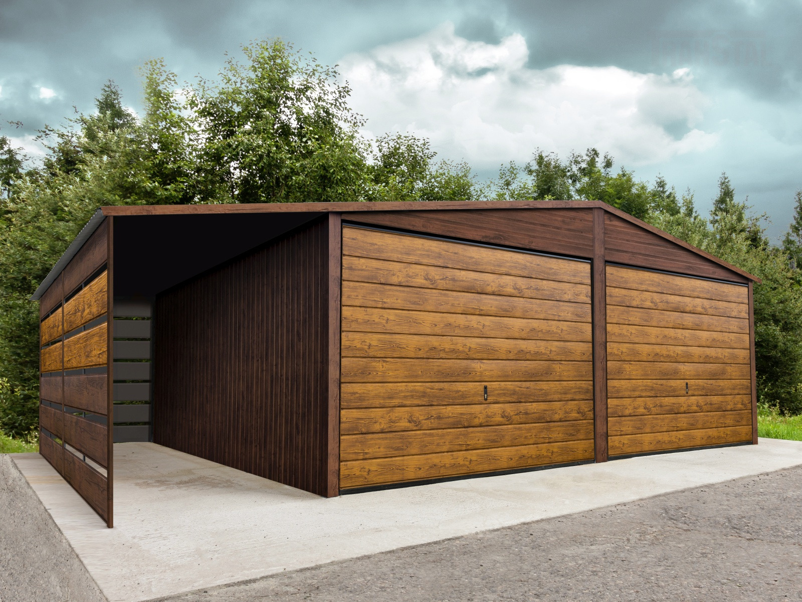 Nowoczesny garaż dwustanowiskowy z blachy drewnopodobnej w kolorze brązowym, z otwartą częścią boczną, umieszczony na betonowej wylewce, na tle zieleni i pochmurnego nieba.