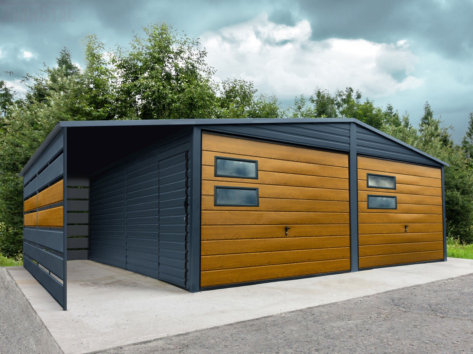 Nowoczesny, dwustanowiskowy garaż blaszany z elementami imitującymi drewno, zadaszeniem nad wjazdem i małymi oknami, na betonowej wylewce, z widokiem na zieleń w tle.