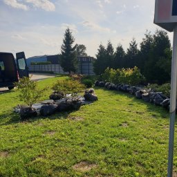 P-Trans--CleanGarden - Przygotowany teren z workami ziemi i rozładowany bus w tle, gotowy do sadzenia roślin w ogrodzie.