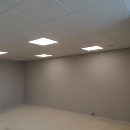 Waldemar Kowalski - Wykończone wnętrze pokoju z szarą ścianą, sufitem z płyt kartonowo-gipsowych i wbudowanym oświetleniem LED.