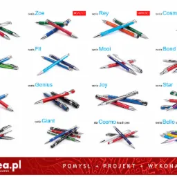 Katalog prezentujący różnorodne modele długopisów reklamowych z nadrukiem, ułożonych po kilka sztuk na białym tle, z widocznymi nazwami serii i logo agencji reklamowej.