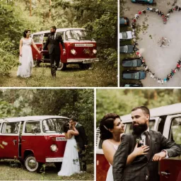 Para młoda w lesie obok czerwonego Volkswagena T1, ujęcie z drona przedstawiające gości ustawionych w kształt serca otaczającego parę.