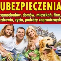 Uśmiechnięta rodzina z psem na tle domu i samochodów, pod napisem 'Ubezpieczenia samochodów, domów, mieszkań, firm, zdrowia, życia, podróży zagranicznych'.