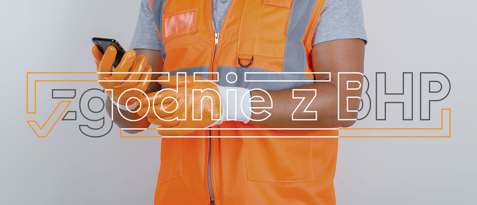Mężczyzna w pomarańczowej kamizelce odblaskowej i rękawicach ochronnych, trzymający smartfon, z nałożonym tekstem 'zgodniezBHP.pl'.