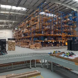 Magazyn z regałami wysokiego składowania o pojemności 4000 miejsc paletowych