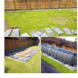 Przygotowanie terenu pod basen ogrodowy: wykop, obrzeże z kostki, rozłożone płyty chodnikowe na trawniku, basen Intex z metalowym stelażem w tle drewnianego płotu.