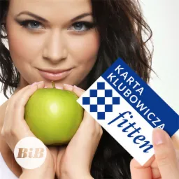 Uśmiechnięta kobieta trzymająca zielone jabłko i kartę klubowicza 'fitten' na jasnym tle.