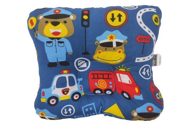 Niebieska poduszka dziecięca z nadrukiem w policyjne misie, hipopotamy w czapkach, wozy strażackie i radiowozy.