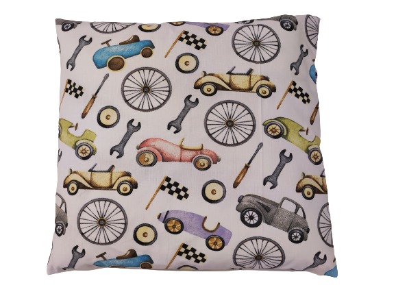Kwadratowa poduszka dekoracyjna z nadrukiem w stylu vintage, przedstawiającym akwarelowe ilustracje samochodów, kół, narzędzi i flag na jasnym tle.