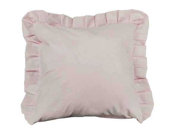 Jasnoróżowa poduszka dekoracyjna z falbanką, leżąca na białym tle, prezentująca detal marszczenia materiału.