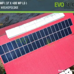 Instalacja fotowoltaiczna o mocy 14,8 kWp (37 x 400 Wp LG) na czerwonym dachu budynku w Sokołowie, Wielkopolska, widok z góry.