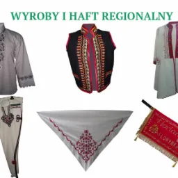 Zestaw wyrobów i haftów regionalnych: koszula z haftem, kamizelka z aplikacjami, płaszcz z bordiurą, spodnie z pomponami, chusta z haftem i czerwony sztandar z napisem 'Florian OSP Florynka'.