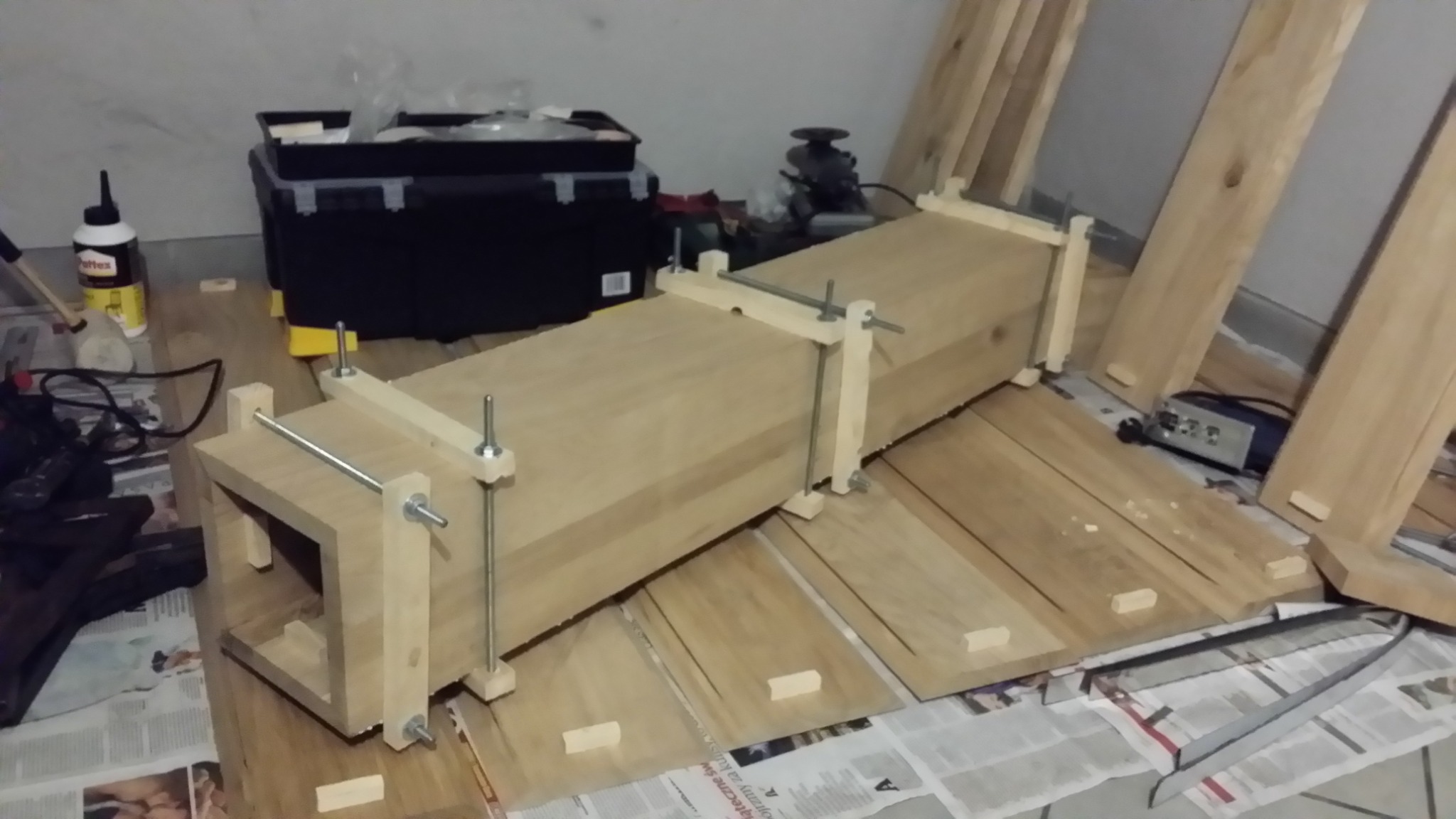 Dębowa skrzynka, jedna z czterech z stolika kawowego.