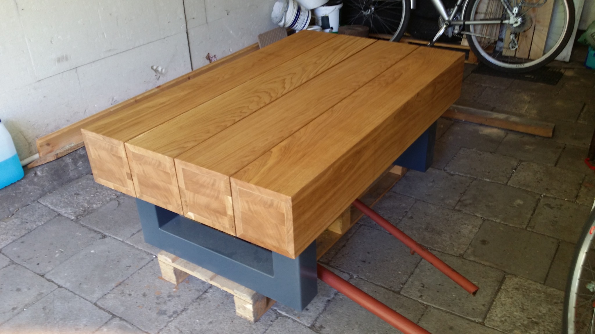 Gotowy stolik kawowy z skrzynek dębowych na nogach stalowych z profila 100x100.