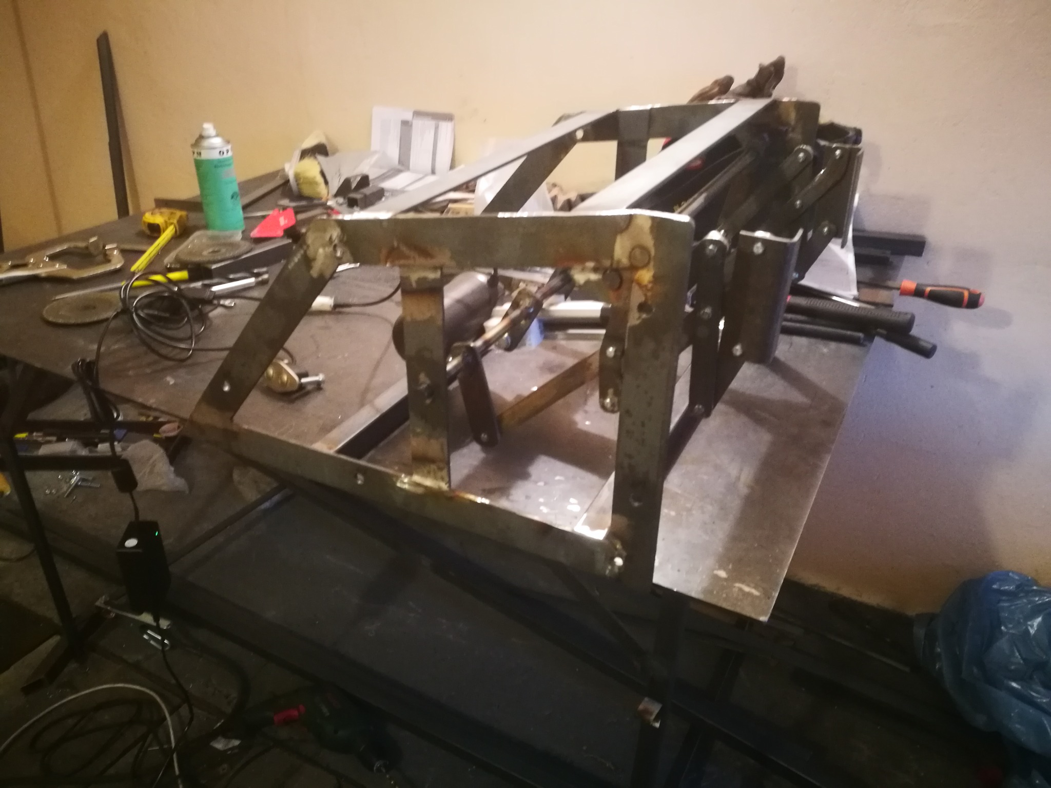 Mechanizm nożycowego podnośnika do podnóżka z krzesła elektrycznego.