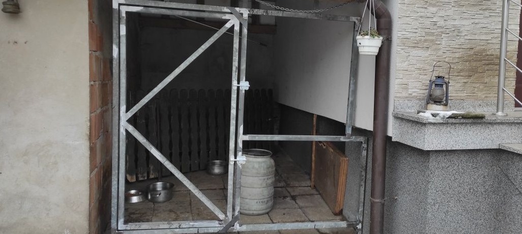 Przegroda z furtką w kojcu dla psów.