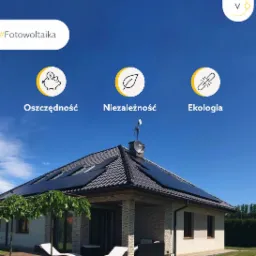 Dom jednorodzinny z zamontowanymi panelami fotowoltaicznymi na dachu, prezentowany w słoneczny dzień z hasłami 'Oszczędność', 'Niezależność' i 'Ekologia' w górnej części kadru.
