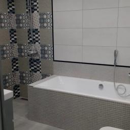 Realizacja łazienki w geometryczne wzory