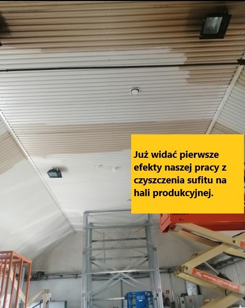 Czyszczenie sufitu w hali produkcyjnej: widoczne fragmenty sufitu przed i po czyszczeniu, z podnośnikiem koszowym w tle.