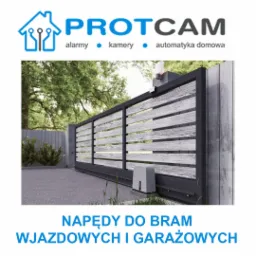Przesuwna brama wjazdowa z szarymi, poziomymi panelami i napędem elektrycznym, widok z zewnątrz, w tle zieleń.